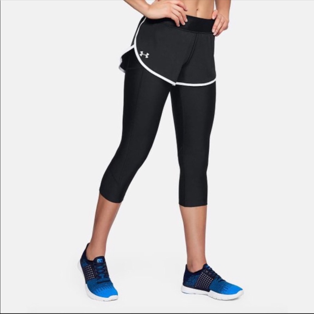 NWOT Under Armour short w built in capri. Medium.